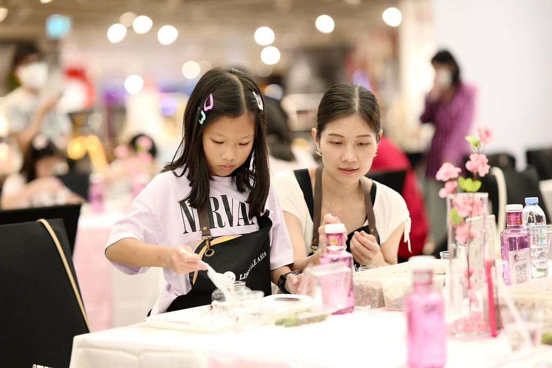 Young participant with mother at the Garden of Words' workshop