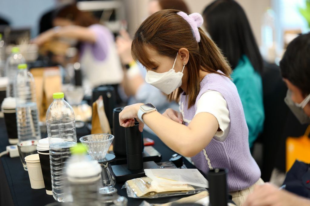 A girl at Coffee Prince' Hand-drip Coffee Workshop