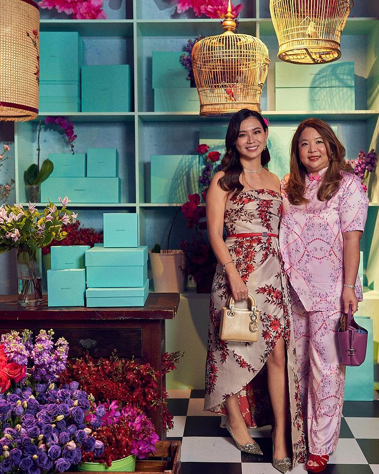 Guests pose with the Tiffany & Co. Florist backdrop at PINCNY2023 event