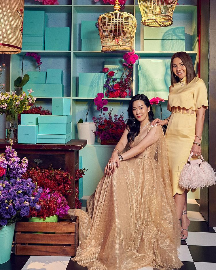 Guests pose with the Tiffany & Co. Florist backdrop at PINCNY2023 event